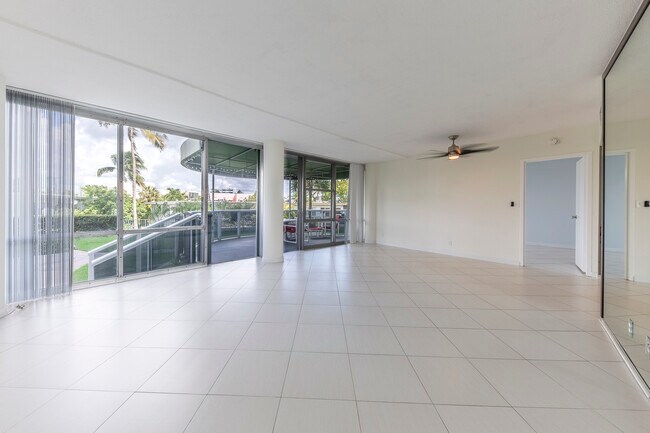 Building Photo - 900 Bay Dr