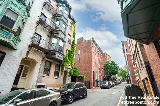 Building Photo - 51 Joy St