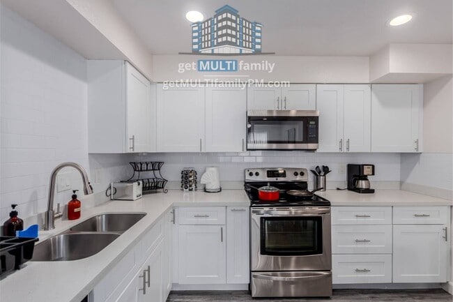 Building Photo - 515 W Pebble Beach Dr