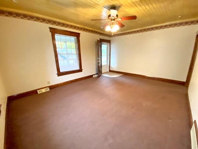 Building Photo - 837 Parkview St NE