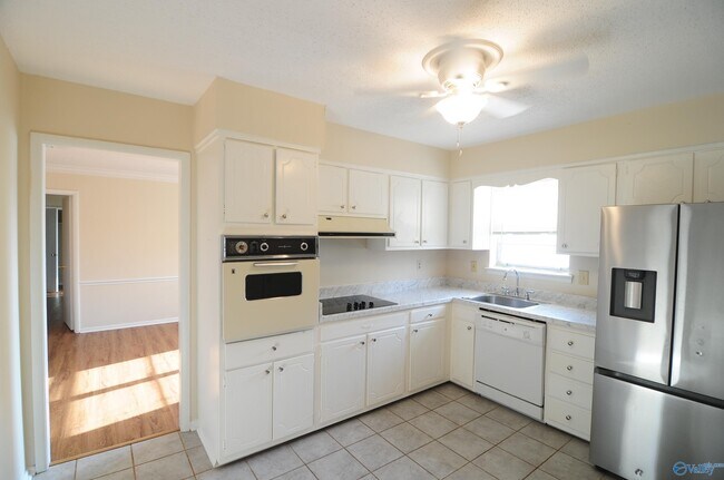 Building Photo - 8205 Willowbrook Cir SE