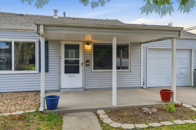 Foto del edificio - $3,045.95, 3 bed, 2 bath house in Denver with Fenced in Yard and In Unit Laundry!