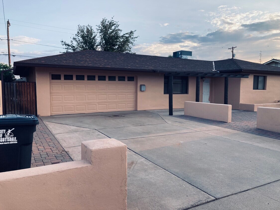 Foto principal - 6701 E Wilshire Dr