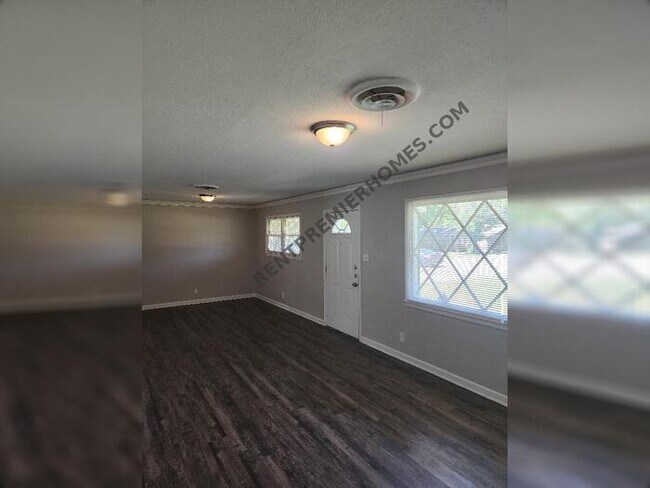 Building Photo - 4405 Wedgmont Cir S