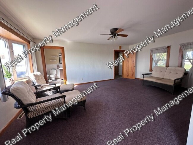 Building Photo - 4 Bedroom Dyer Farmhouse