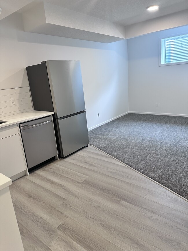Photo du bâtiment - 7737-174A 174A Ave NW