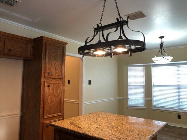 Foto del edificio - Corner Lot close to Barksdale Airforce Base with Bonus Room in back yard..