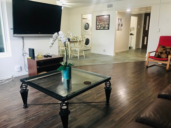 Building Photo - 324 E Spruce Ave