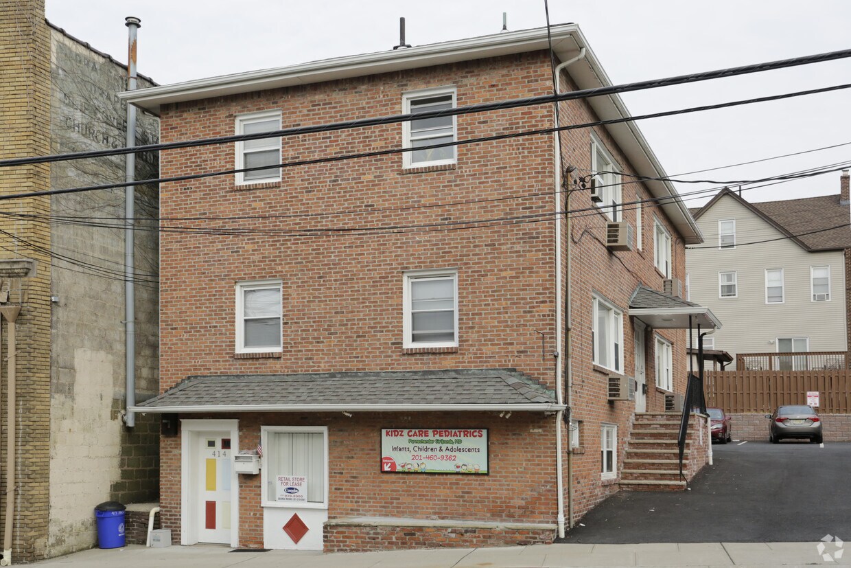 Building Photo - 414 Hackensack St