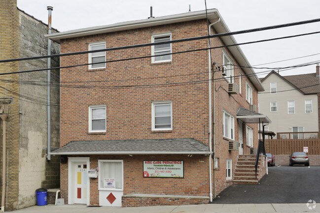 Building Photo - 414 Hackensack St