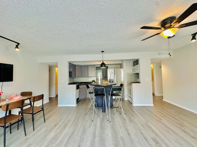 Building Photo - Newly Renovated 4BR/2BA Near UF - Resort-S...