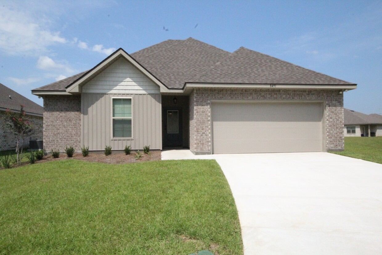 Primary Photo - Brick home, 3 bed 2 bath ~ covered porch a...