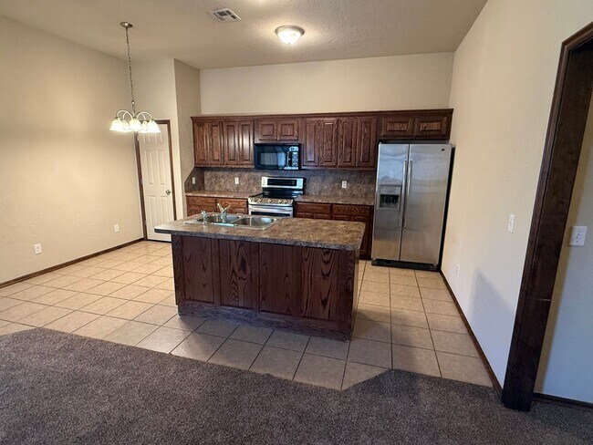 Building Photo - 3 bed duplex. New carpet, great kitchen Island and a fenced backyard in Moore schools!