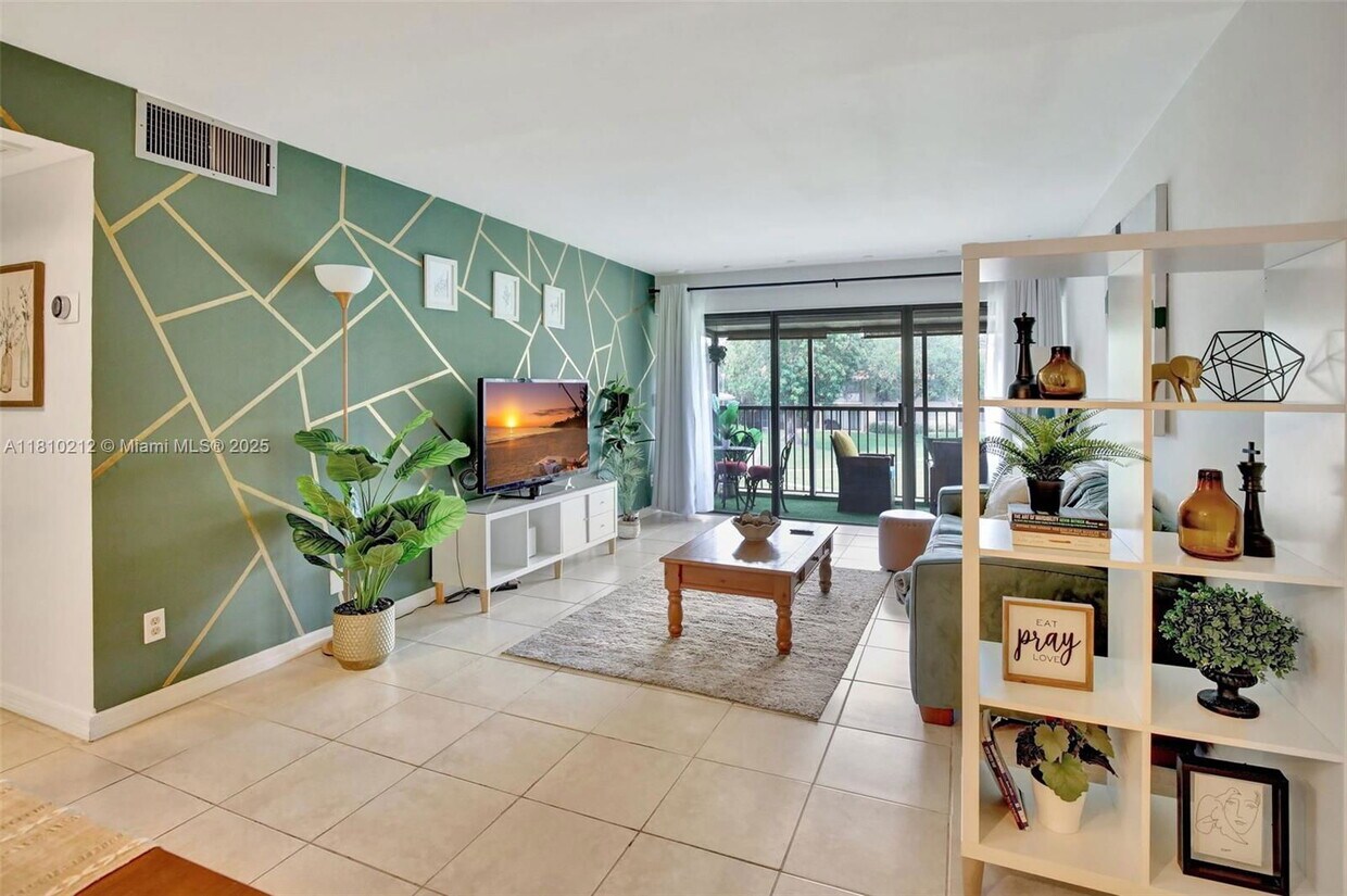 Foto principal - 5821 Washington St