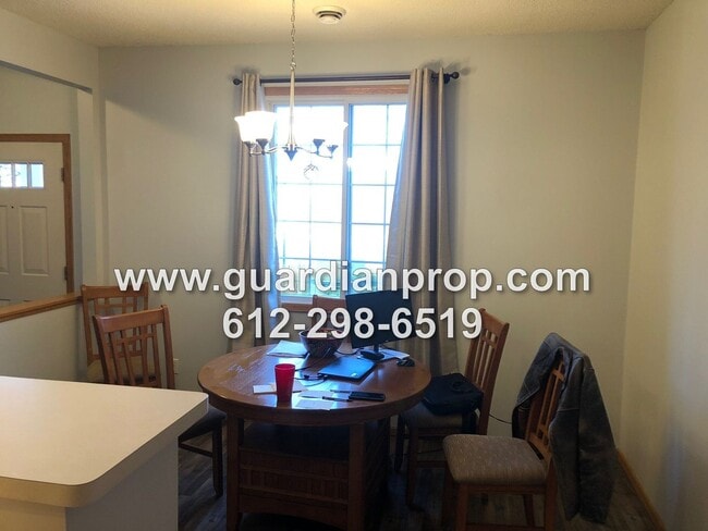 Foto del edificio - End Unit Townhouse Available December 1, O...