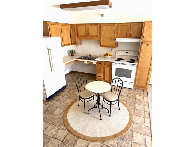 Building Photo - 611 Main St S