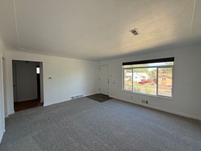 Building Photo - Beautifully Updated Home near Federal & Al...