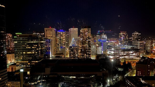 Sala de estar, vista nocturna - 801 Seneca St