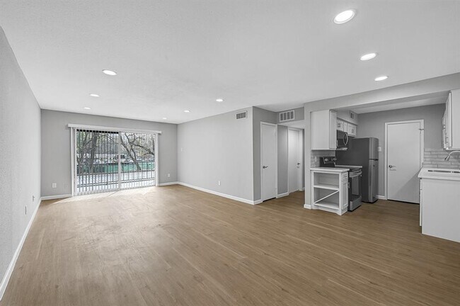 Building Photo - 7555 Katy Fwy