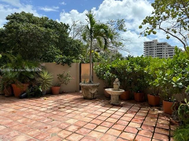 Foto principal - 151 Crandon Blvd
