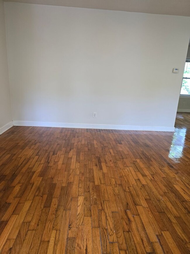 Building Photo - 3 bed/2 bath single- family home