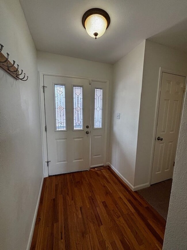 Building Photo - Cute 5 Bedroom 3 Bath Single Family Home