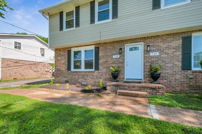 Foto del edificio - 738 McPherson Dr