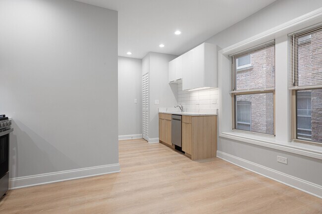 Building Photo - 1635 W Chase Ave