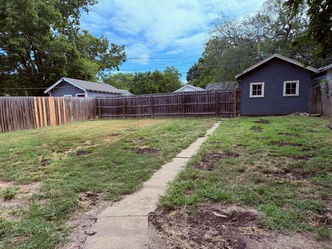 Building Photo - 3 bedroom 1 bath near downtown