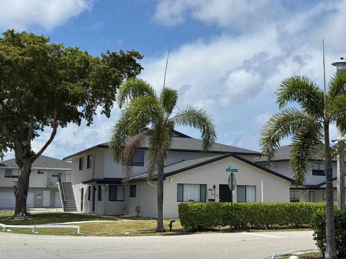 Primary Photo - 107 E Tiffany Dr