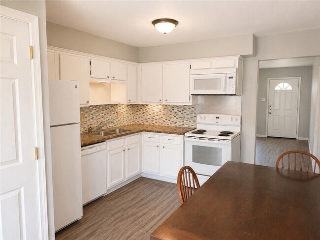 Foto del edificio - 1613 Southwest Pkwy
