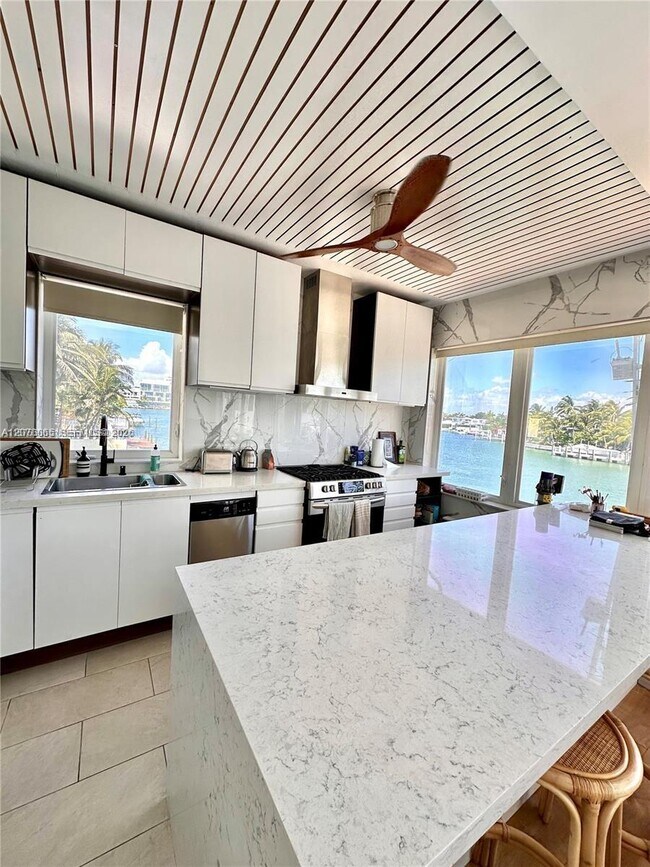 Foto del edificio - 4710 Pine Tree Dr