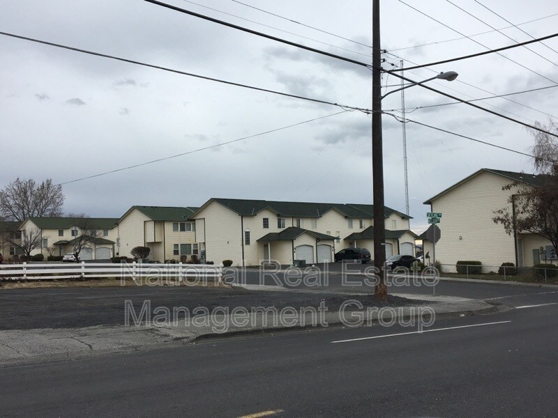 1326 S Skyline Dr, Moses Lake, WA 98837 Condo for Rent in Moses Lake