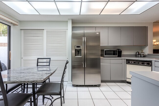 Foto del edificio - 15310 Strathearn Dr