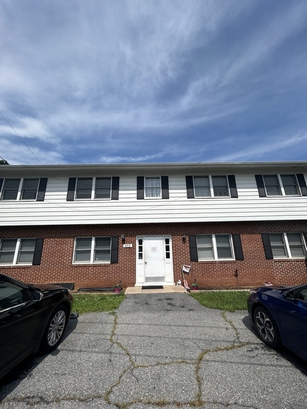 Building Photo - 302 Hillside Dr