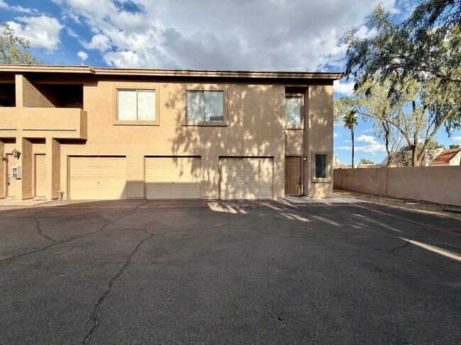 Building Photo - 1406 W Emerald Ave