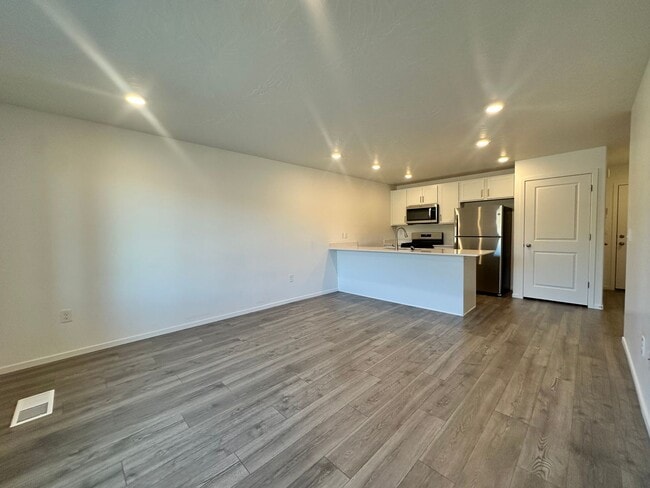 Building Photo - 3 Bedroom 2 bath with Garage- Townhouse