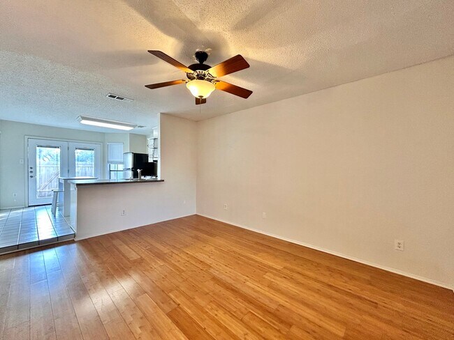Foto del edificio - 1411 Gracy Farms Ln