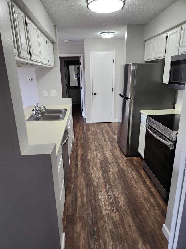 Building Photo - Village Green Apartments- 4532 Douglas