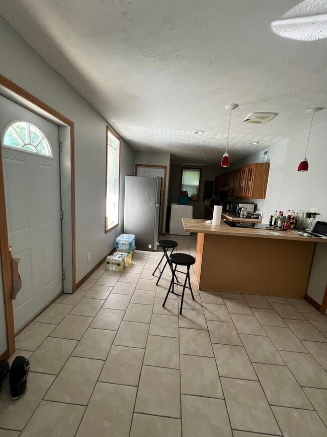 Building Photo - 709