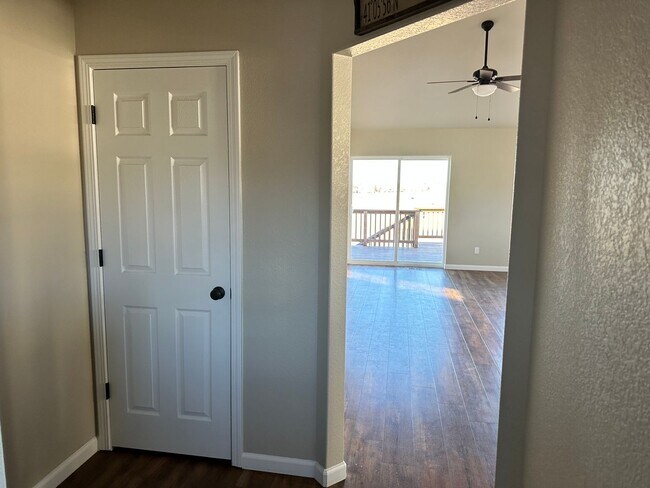 Building Photo - 3 Bedroom, 2 Bath, 2 Car Garage