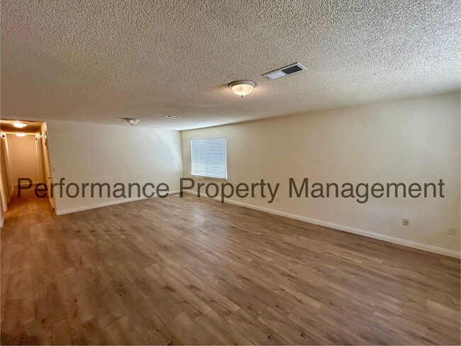 Building Photo - Beautifully Remodeled 4 Bed/2 Bath Home in...