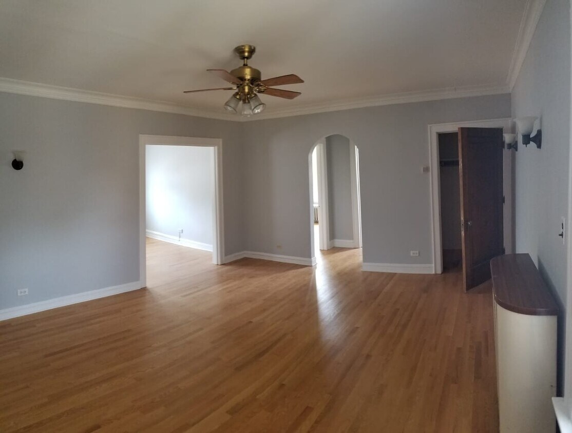 Primary Photo - 446 Des Plaines Ave