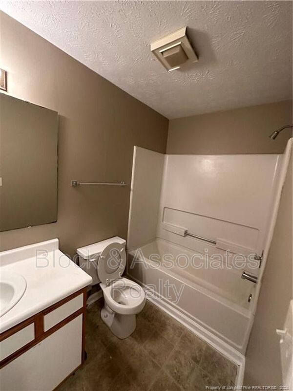 Foto del edificio - 233 Waterdown Dr