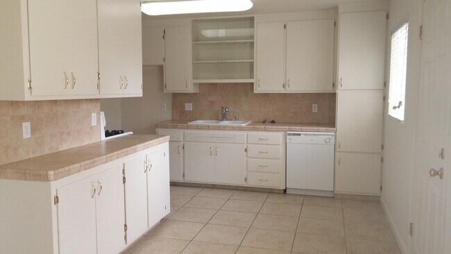 Foto del edificio - Recently updated home with modern amenitie...