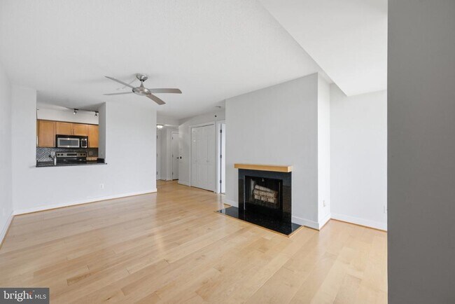 Foto del edificio - 7500 Woodmont Ave
