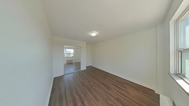 Building Photo - 2-6 The Donway East