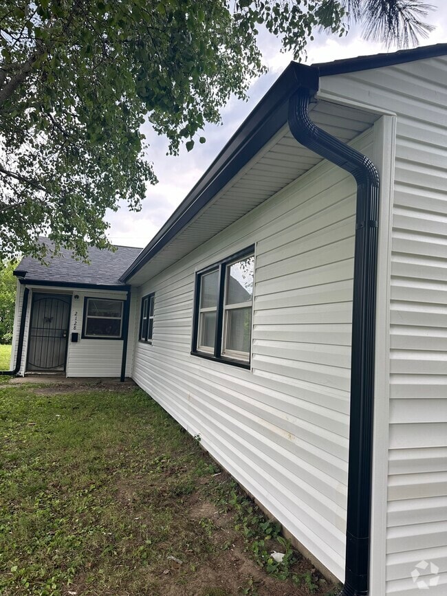 Building Photo - 2128 Admiral Dr