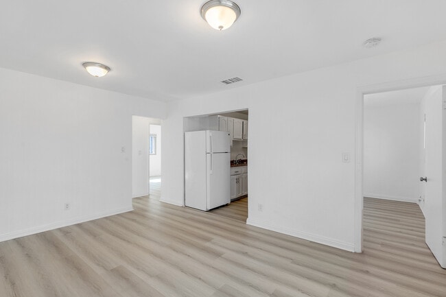 Building Photo - 832 W Colden Ave