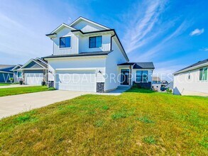 Building Photo - 305 NW Horan Ct